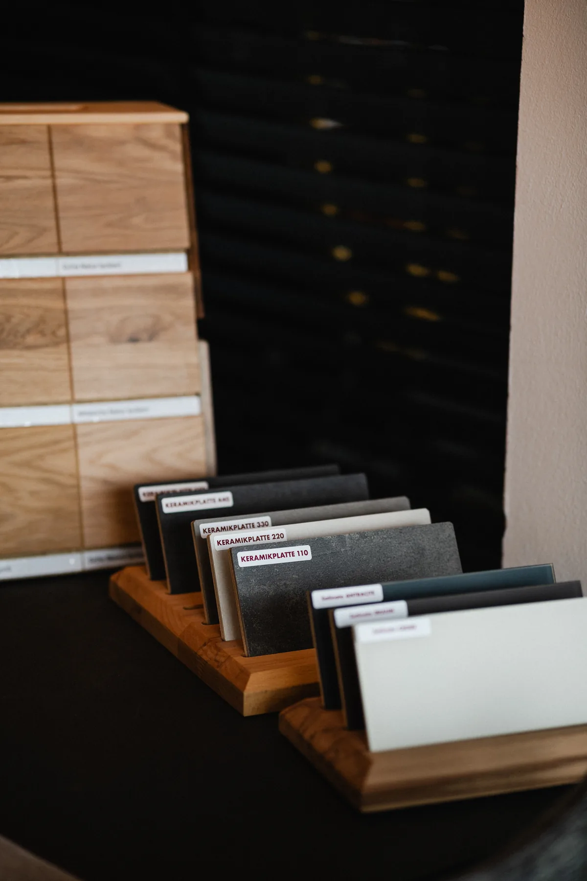 Holz- und Oberflächenmuster für die persönliche Materialauswahl bei WOHNRoom²