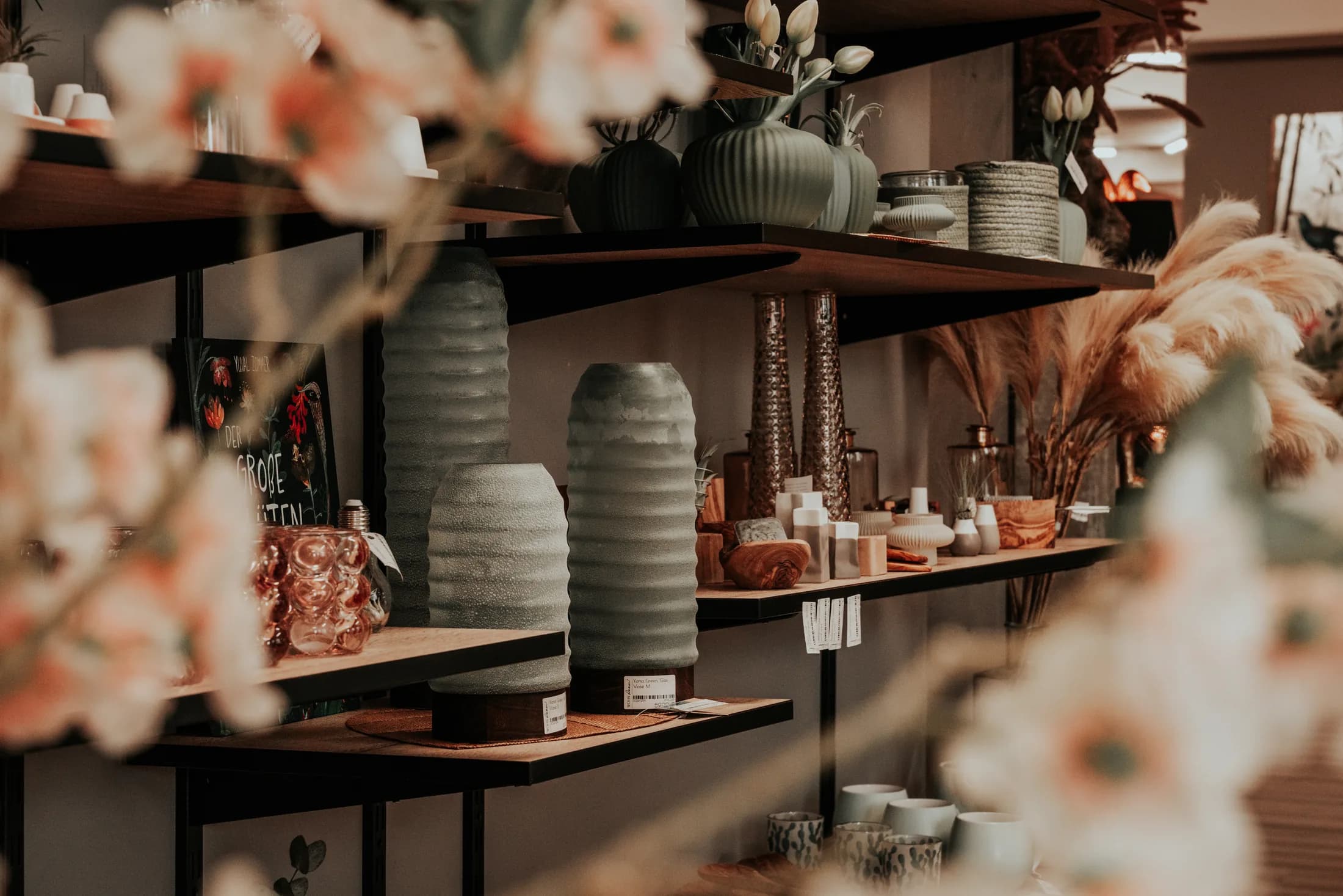 Vasen, Wohnaccessoires und Kunstblumen in der WOHNRoom²-Ausstellung