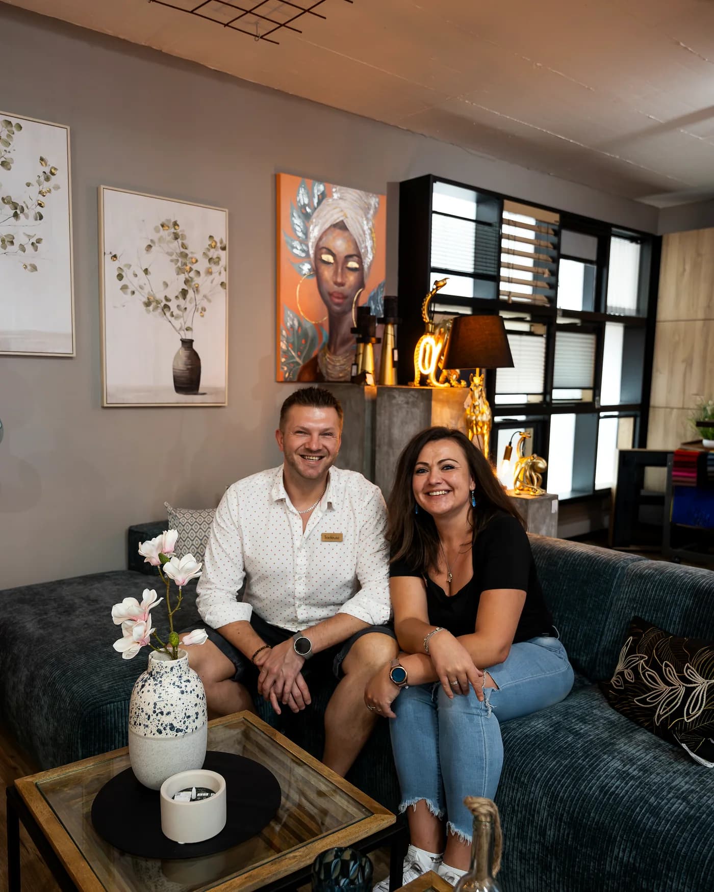 Ulla und Tadeusz auf einem Sofa in ihrem WOHNRoom²-Geschäft in Soest